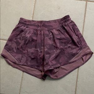 NWOT Lululemon Hotty Hot short